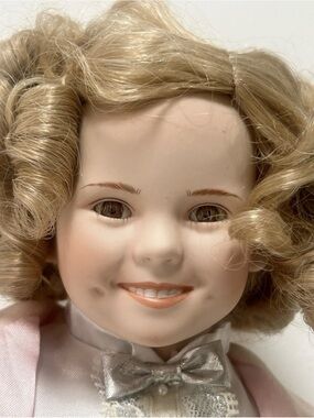 Vintage (1992) DANBURY MINT SHIRLEY TEMPLE "DIMPLES" PORCELAIN DOLL .